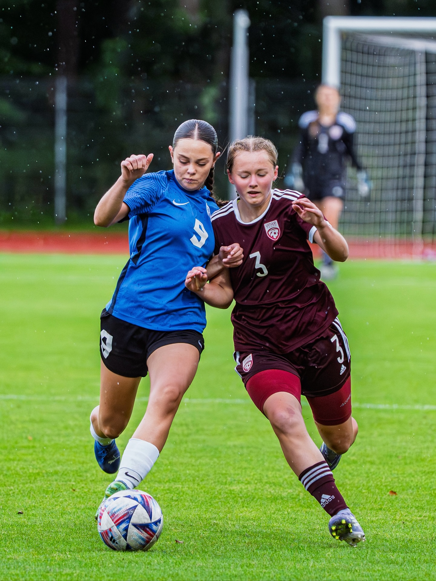 JK Saarepiiga klubist on kutsutud osalema Emma Liisi Leidas (pildil sinises), Kaisa Lilleorg ja Andrali Kõrva. Soovime teile tugevat jalga ja nautige jalgpalli!
